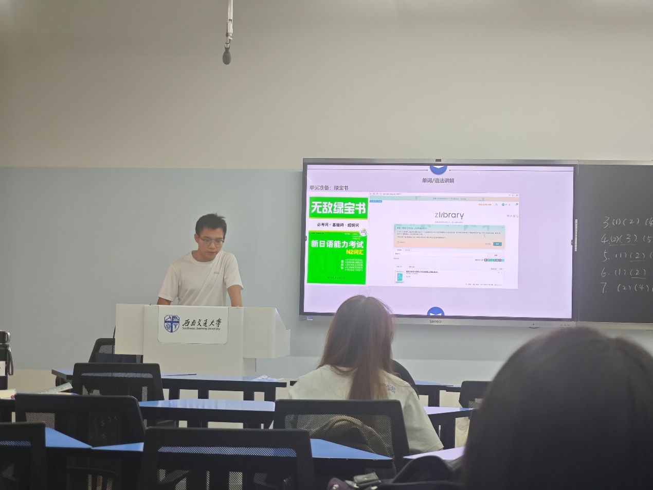 男人和女人在电视前AI 生成的内容可能不正确。