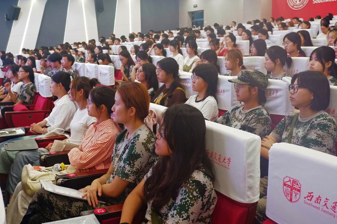 人们在看台上的人群中度可信度描述已自动生成 人们在看台上的人群中度可信度描述已自动生成